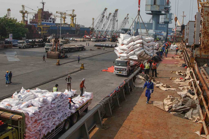 Sebelumnya, Indonesia sudah mengimpor 1,7 juta ton beras, sehingga 24 ribu ton beras ini merupakan sisa dari 300 ribu ton beras lainnya yang bakal datang.