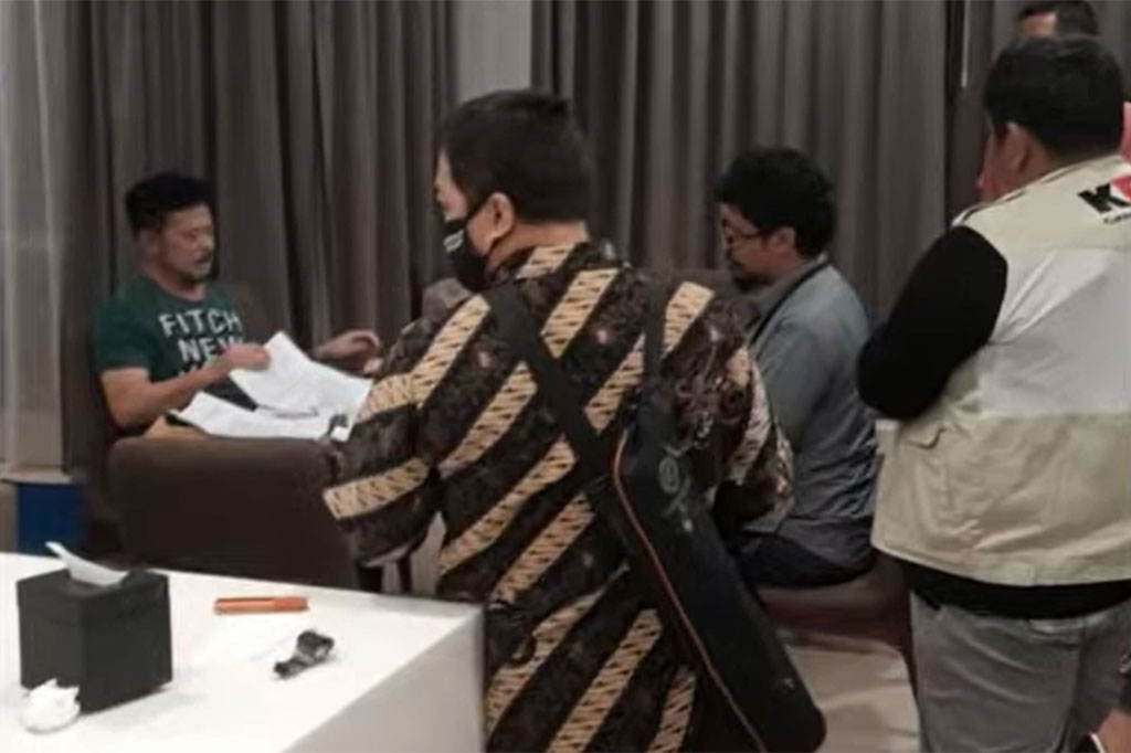Mantan Menteri Pertanian Syahrul Yasin Limpo (SYL) dijemput paksa oleh penyidik Komisi Pemberantasan Korupsi (KPK), Jakarta, Kamis, 12 Oktober 2023. SYL dijemput sekitar pukul 18.30 WIB di kawasan Barito, Jakarta Selatan.