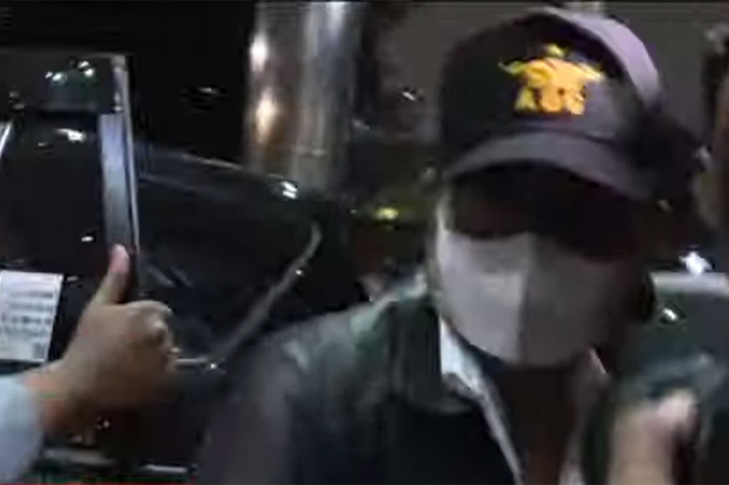 Mengenakan kemeja putih, jaket hitam, topi, dan masker, SYL tiba di Gedung KPK, Jakarta Selatan, Kamis, sekitar pukul 19.16 WIB.