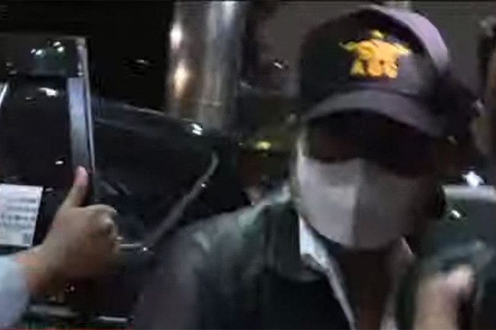 Mengenakan kemeja putih, jaket hitam, topi, dan masker, SYL tiba di Gedung KPK, Jakarta Selatan, Kamis, sekitar pukul 19.16 WIB.