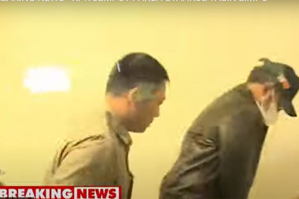 Setelah turun dari mobil, politikus Partai NasDem itu langsung digiring petugas keamanan KPK untuk menaiki tangga Gedung KPK.