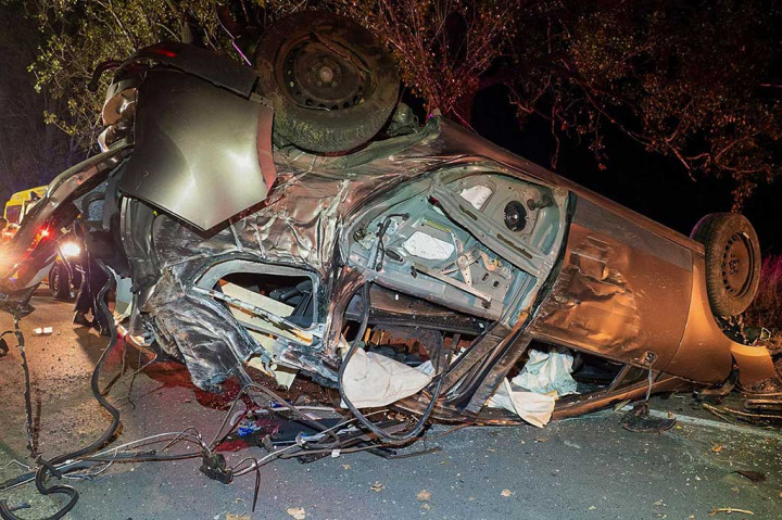 Sedikitnya dua orang tewas dan enam lainnya terluka ketika sebuah mobil yang diduga menyelundupkan orang melalui Hongaria terbalik pada Kamis, 12 Oktober 2023.