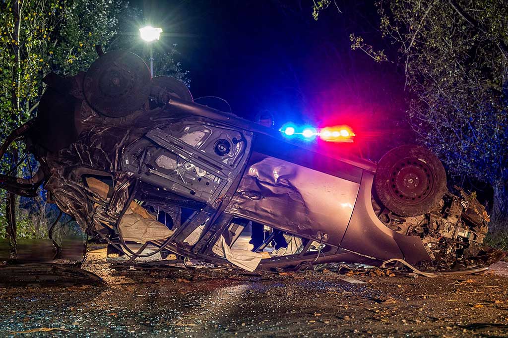 Kecelakaan bermula saat pengemudi mobil menolak berhenti untuk pemeriksaan rutin dan malah melaju, kehilangan kendali di tikungan jalan terdekat. 
