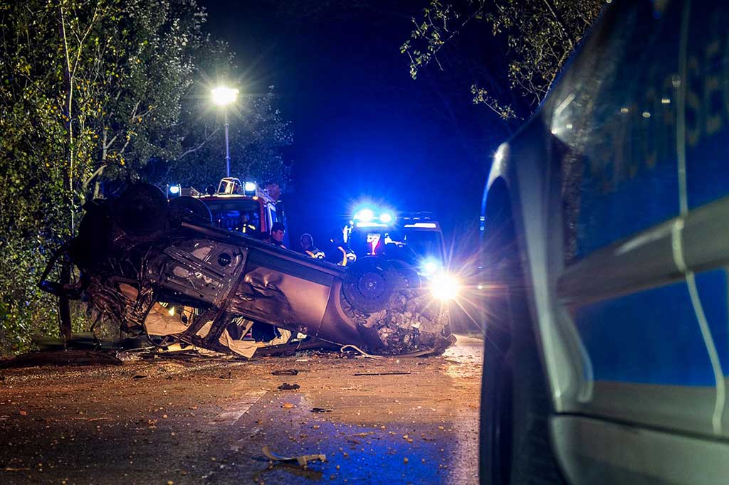 Investigasi menunjukkan seorang penyelundup sedang mengemudikan mobil tersebut, yang memiliki plat nomor Prancis.