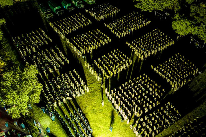 Sekitar 4.000 tentara dan polisi menggunakan senapan, helm, dan rompi antipeluru mengepung dua kota di Salvador pada Rabu, 11 Oktober 2023. Operasi itu untuk menekan kelompok aktivitas geng yang meresahkan.