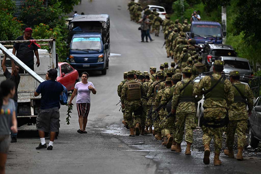 “Sejak pagi ini, 3.500 tentara dan 500 polisi telah membentuk tiga garis keamanan di beberapa bagian Apopa dan Soyapango, kota yang berbatasan dengan ibu kota San Salvador,” kata Bukele.