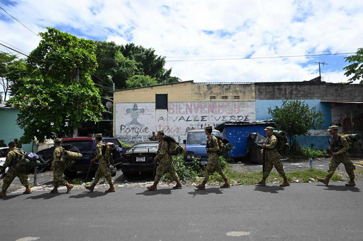 Tentara menjaga titik masuk ke lingkungan tersebut untuk menghalangi siapa pun yang mencoba melarikan diri, sementara polisi mendatangi rumah-rumah untuk menyisir anggota geng.