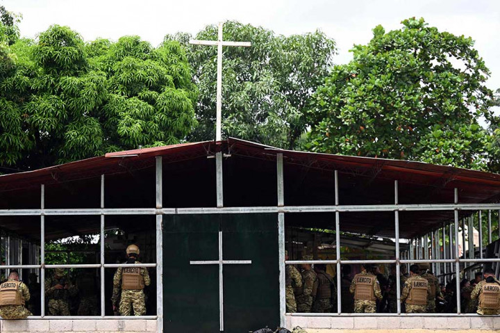 Beberapa petugas bahkan mengambil posisi di sebuah gereja kecil, sementara yang lain memeriksa kendaraan yang lewat, kata seorang jurnalis AFP. Anggota geng sering kali dikenali dari tato dan catatan kriminal.