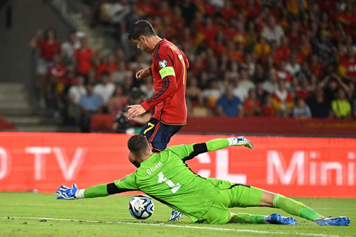 Menguasai jalannya pertandingan dan menciptakan beberapa peluang berbahaya, Spanyol kesulitan membobol gawang dari Skotlandia.