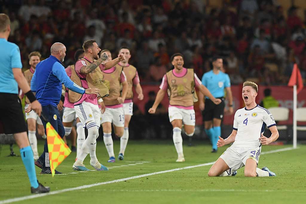 Pada menit 60 Skotlandia berhasil membobol gawang Unai Simon lewat gelandang Manchester United Scott McTominay. Namun setelah ditinjau oleh VAR, gol tersebut dianulir karena terlebih dahulu terjadi pelanggaran yang dilakukan oleh pemain Skotlandia Jack Hendry.