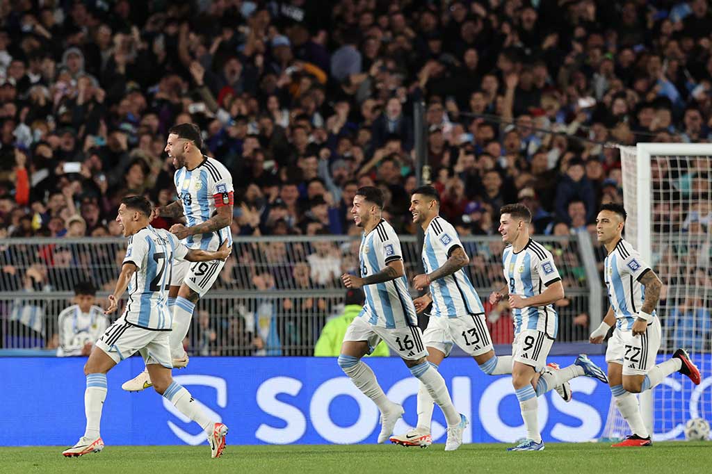 Argentina langsung mengambil inisiatif menyerang pada pertandingan ini dan sukses mencuri gol cepat melalui Nicolas Otamendi pada menit ketiga.