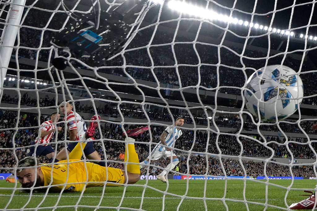 Berawal dari umpan silang yang dikirimkan oleh Rodrigo De Paul, bola dapat disambut oleh Otamendi yang membobol gawang Paraguay sehingga skor berubah menjadi 1-0.