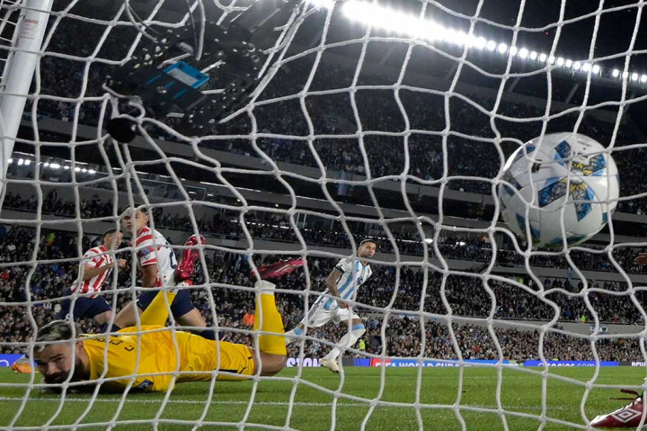 Berawal dari umpan silang yang dikirimkan oleh Rodrigo De Paul, bola dapat disambut oleh Otamendi yang membobol gawang Paraguay sehingga skor berubah menjadi 1-0.