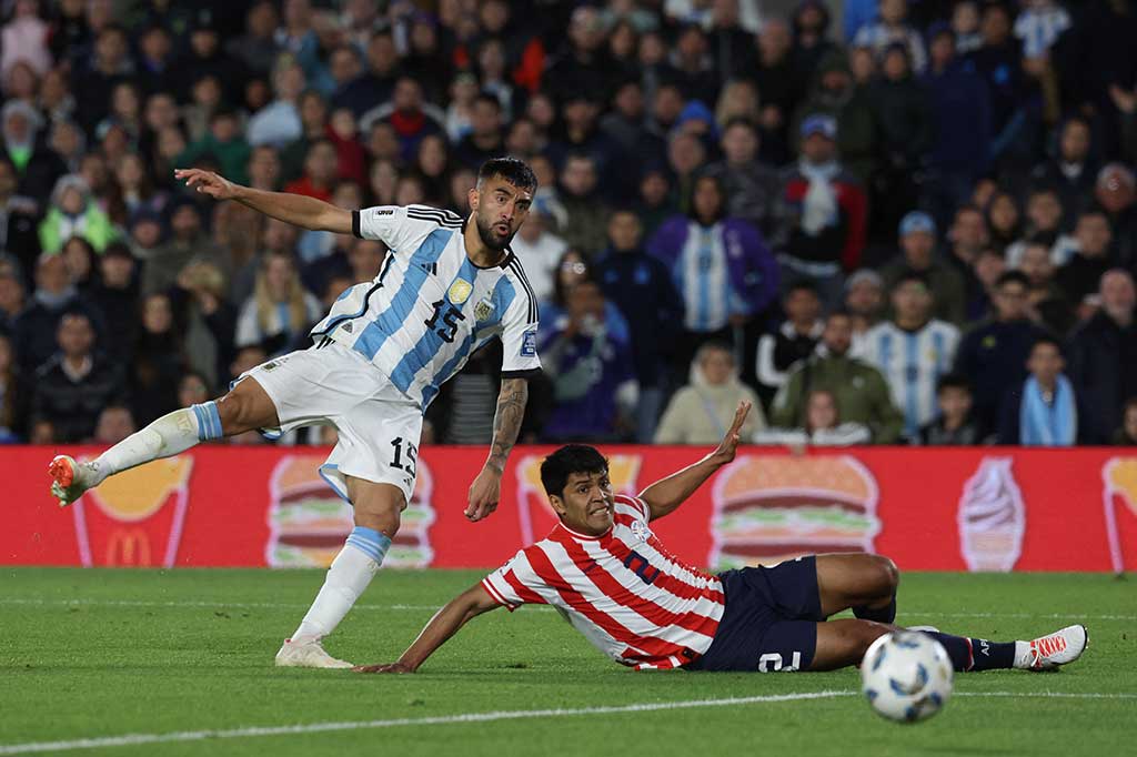 Tuan rumah terus menggempur lini pertahanan Paraguay dan sempat mendapatkan beberapa peluang melalui tendangan Alexis Mac Allister, De Paul, serta Nicolas Gonzalez, akan tetapi tak ada yang membuahkan hasil. Skor 1-0 tetap bertahan hingga turun minum.
