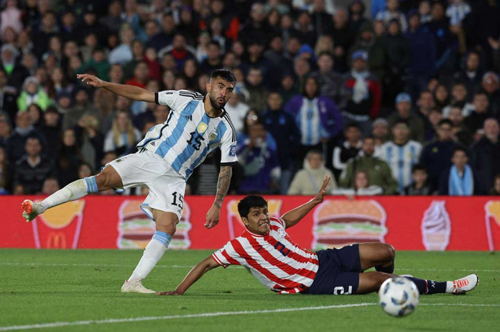 Tuan rumah terus menggempur lini pertahanan Paraguay dan sempat mendapatkan beberapa peluang melalui tendangan Alexis Mac Allister, De Paul, serta Nicolas Gonzalez, akan tetapi tak ada yang membuahkan hasil. Skor 1-0 tetap bertahan hingga turun minum.