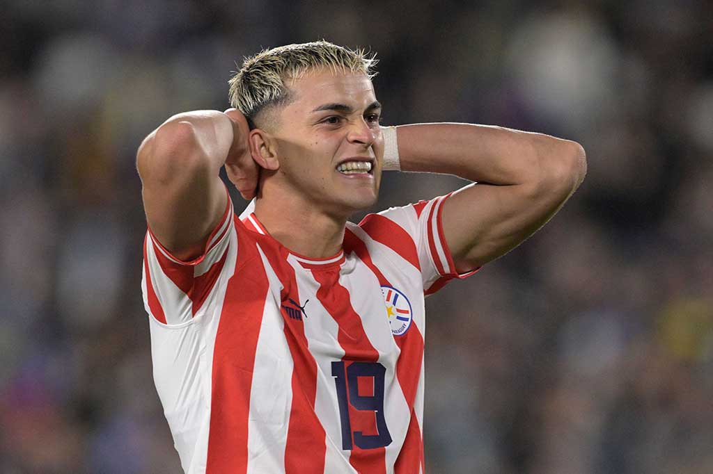 Pada babak kedua Paraguay berusaha untuk keluar dari tekanan dan sempat memiliki peluang melalui tendangan Ramon Sosara yang masih menyamping dari gawang Argentina.
