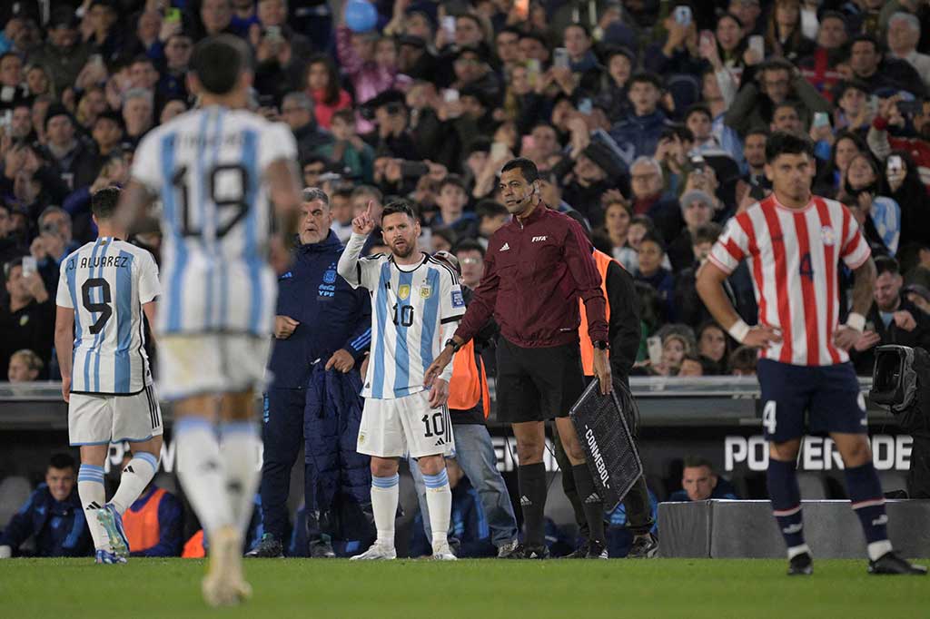 Argentina sepertinya tidak puas dengan keunggulan satu gol dan memasukkan mega bintang mereka Lionel Messi untuk menggantikan Julian Alvarez pada menit 53.