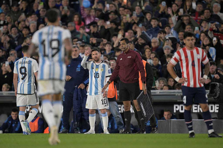 Argentina sepertinya tidak puas dengan keunggulan satu gol dan memasukkan mega bintang mereka Lionel Messi untuk menggantikan Julian Alvarez pada menit 53.