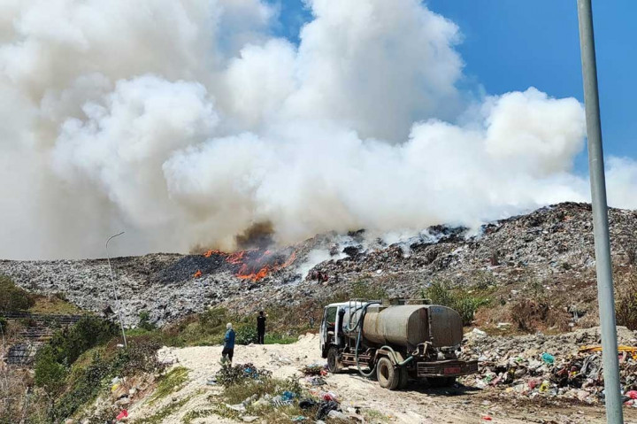 Ia mengatakan, area kebakaran semakin luas. Kesulitan yang dihadapi petugas adalah jalur menuju titik api sulit dijangkau. Sebab gundukan sampah yang tinggi tidak bisa dijangkau mobil damkar. Sementara tanah pijakan roda kendaraan sangat labil. 