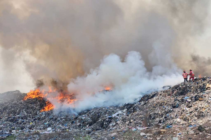 Kebakaran TPA Suwung Kecamatan Denpasar Selatan, Bali sudah memasuki hari kedua.  Penanganan kebakaran sedikit menemui kesulitan karena petugas harus memotong jalur dengan cara membuka jalur baru untuk dilewati kendaraan atau mobil damkar.