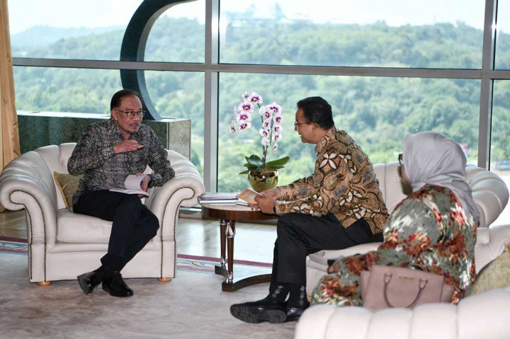 Dalam kunjungannya ke Negeri Jiran Malaysia, Anies Baswedan bertemu dengan Anwar Ibrahim di Perdana Putra, Kantor Perdana Menteri Malaysia, Kamis, 12 Oktober 2023. 