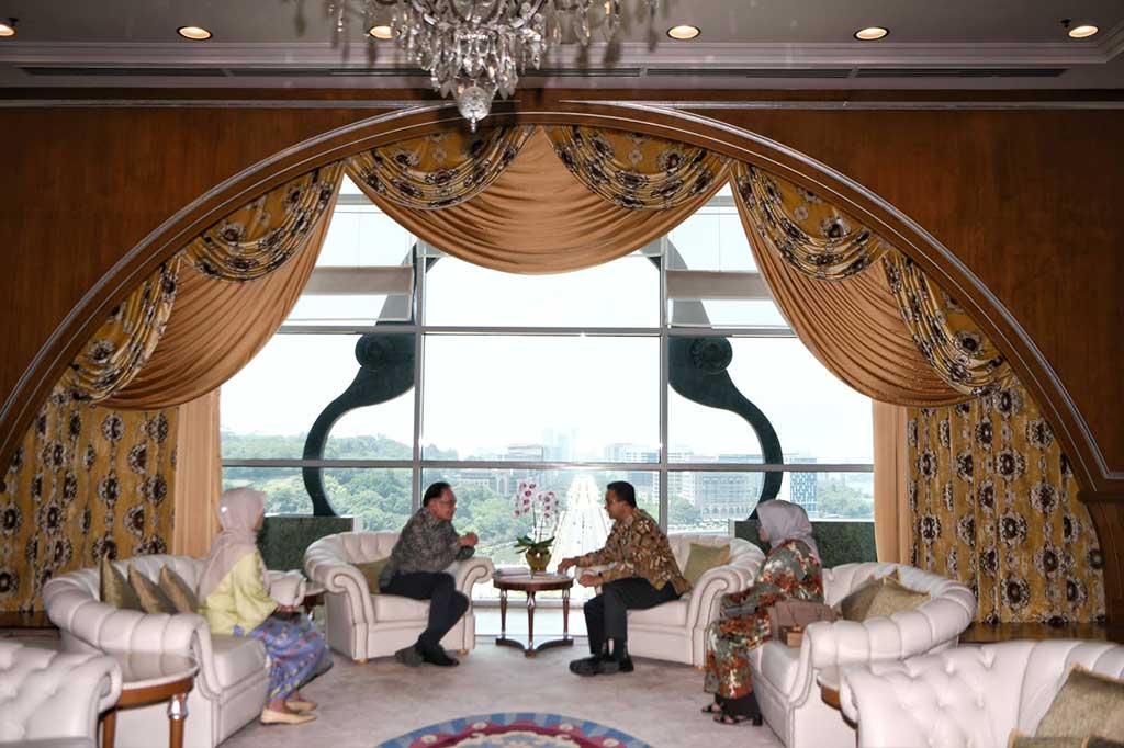 Anies mengaku kenal sejak lama dan terakhir bertemu secara virtual di masa covid-19 saat sama-sama menjadi pembicara di forum tentang pemberdayaan perempuan. 