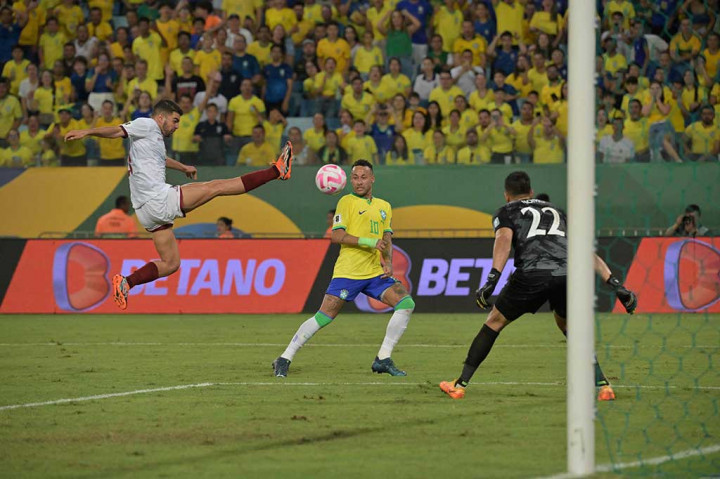 Brasil langsung mengambil inisiatif menyerang pada pertandingan ini dan mampu memberikan beberapa ancaman ke gawang Venezuela. Sayang tidak ada satu pun yang berbuah gol. Skor kaca mata menutup babak pertama.