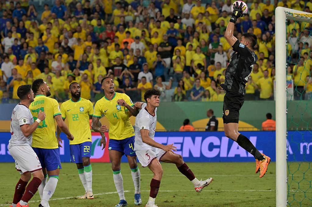 Brasil terus berupaya untuk mencari gol kemenangan, namun hingga peluit panjang dibunyikan, skor sama kuat 1-1 tetap bertahan.