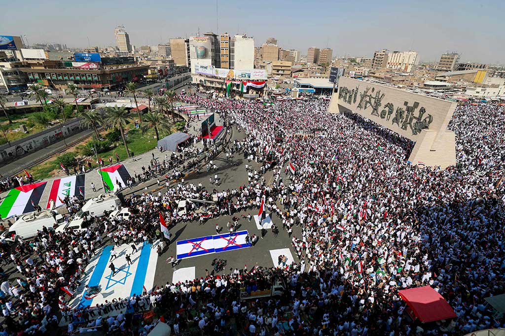 Ribuan warga Irak turun ke jalan-jalan di Baghdad pada hari Jumat, 13 Oktober 2023, untuk mendukung warga Palestina, di tengah serangan udara Israel di Gaza sebagai pembalasan atas serangan mematikan Hamas.
