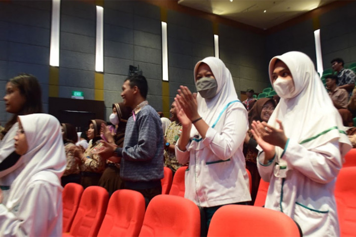 Para pelajar tersebut di antaranya dari Madrasah Aliyah (MA) Bahauddin Taman Kabupaten Sidoarjo, SMA Sunan Giri Menganti Kabupaten Gresik, SMK Nur Medika Surabaya, SMK Khodijah Surabaya, SMK Negeri 1 Taman Kabupaten Sidoarjo, dan lainnya.