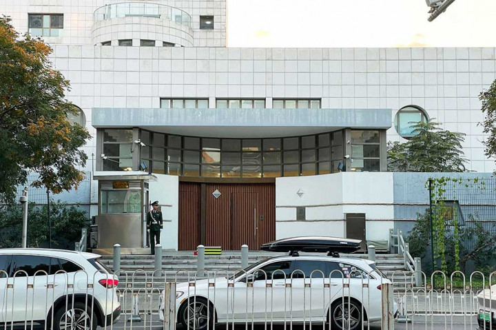 Seorang pekerja kedutaan Israel di Beijing, Tiongkok diserang dengan pisau oleh warga negara asing lainnya, Jumat, 13 Oktober 2023. Korban dirawat di rumah sakit, sementara tersangka ditangkap polisi.