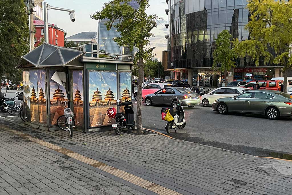 Dalam sebuah pernyataan, polisi di Distrik Chaoyang di Beijing mengatakan seorang laki-laki berusia 50 tahun yang merupakan kerabat seorang diplomat Israel ditikam oleh warga negara asing lainnya di luar pintu masuk supermarket.