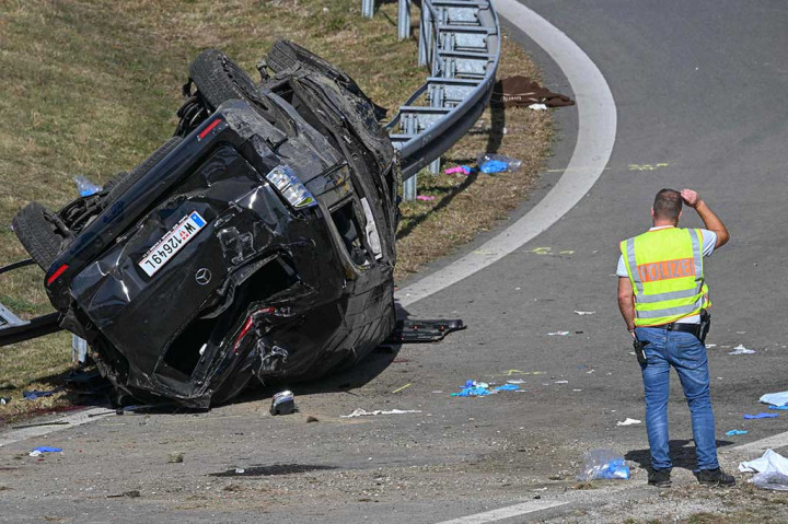 Seorang petugas polisi bekerja di lokasi kecelakaan sebuah mini bus yang terbalik di jalan raya dekat Waldkraiburg di selatan, Jerman timur, Jumat, 13 Oktober 2023.