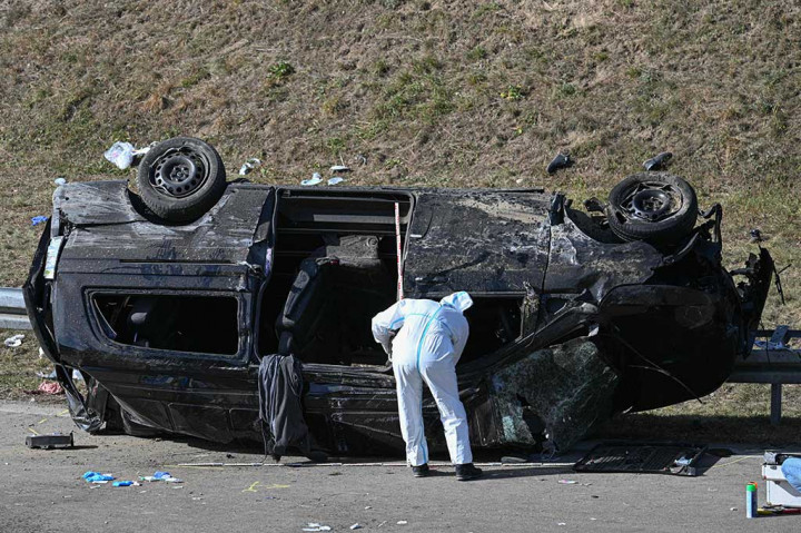 Polisi mengatakan sebuah minibus Mercedes Vito dengan pelat nomor Austria dan 23 orang yang berdesakan di dalamnya berusaha menghindari pemeriksaan sekitar 50 kilometer (31 mil) dari perbatasan antara Austria dan Jerman saat melaju menuju Munich.