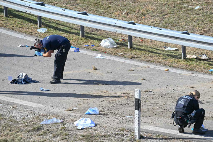 Pengemudi kehilangan kendali atas kendaraannya dan terbalik beberapa kali sebelum berhenti dengan keadaan terbalik.