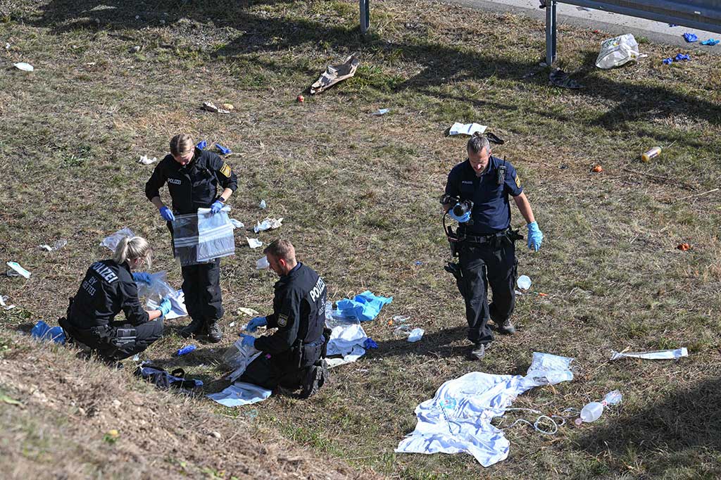 “Seorang anak berusia enam tahun termasuk di antara korban tewas,” kata juru bicara polisi Stefan Sonntag kepada AFP tetapi tidak bisa mengomentari jenis kelamin atau kewarganegaraan korban. 