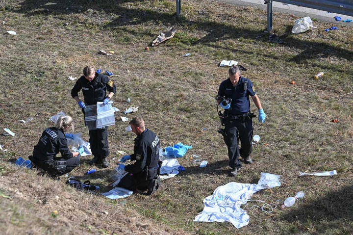 “Seorang anak berusia enam tahun termasuk di antara korban tewas,” kata juru bicara polisi Stefan Sonntag kepada AFP tetapi tidak bisa mengomentari jenis kelamin atau kewarganegaraan korban. 