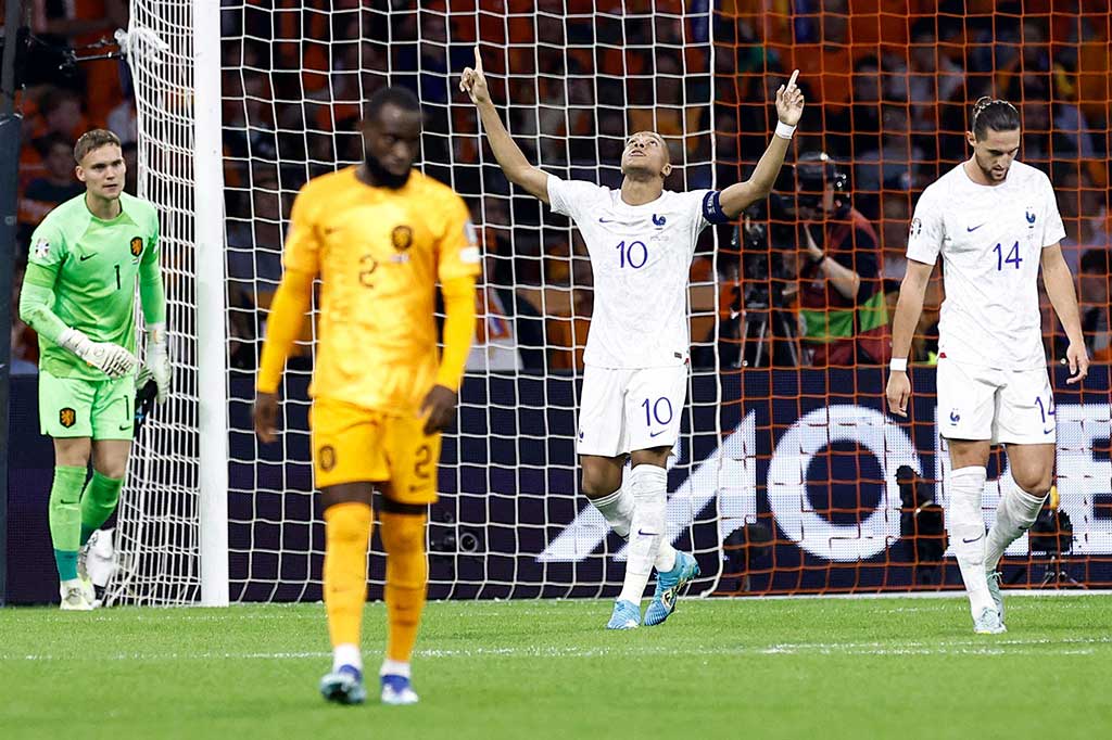 Prancis langsung mengambil inisiatif menyerang dan berhasil mencuri keunggulan ketika laga baru berjalan tuju  menit. Berawal dari umpan silang Jonathan Clauss, bola langsung disambar Kylian Mbappe untuk membobol gawang Belanda sehingga skor berubah menjadi 1-0.