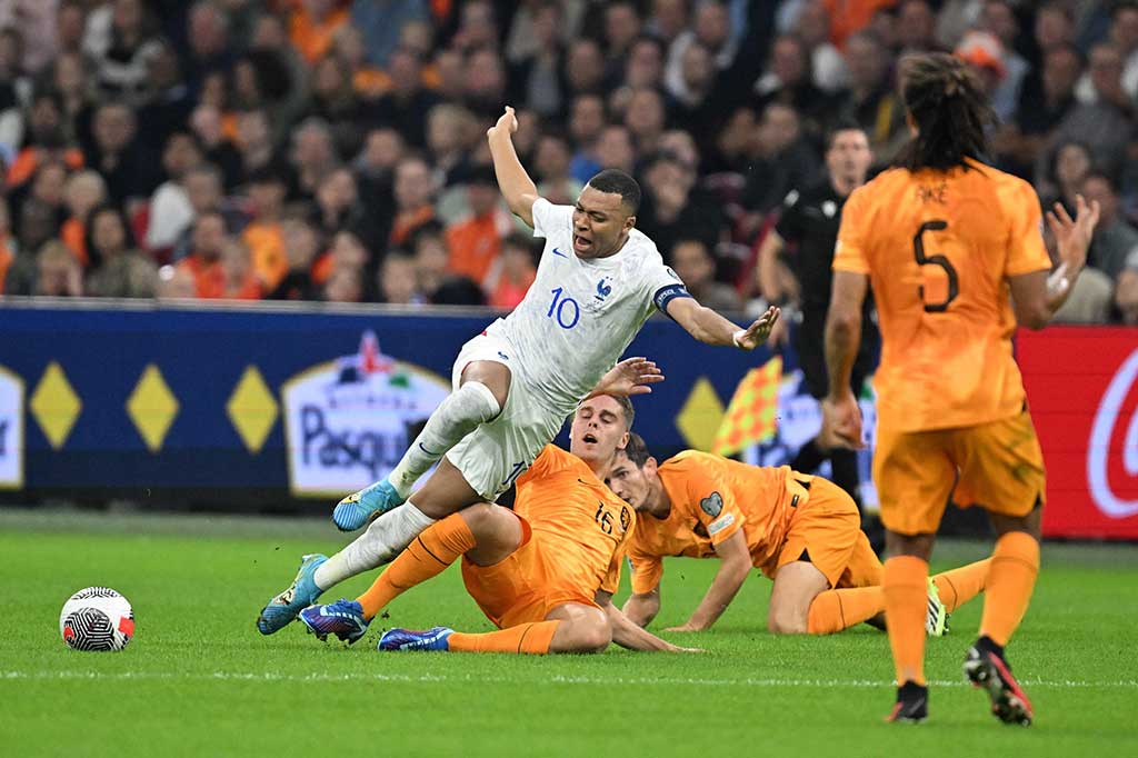 Pertandingan selanjutnya berjalan semakin hidup karena kedua tim bermain terbuka. Baik Belanda serta Prancis memiliki beberapa peluang untuk mencetak gol, namun hingga turun minum skor 1-0 untuk keunggulan tim tamu tetap bertahan.