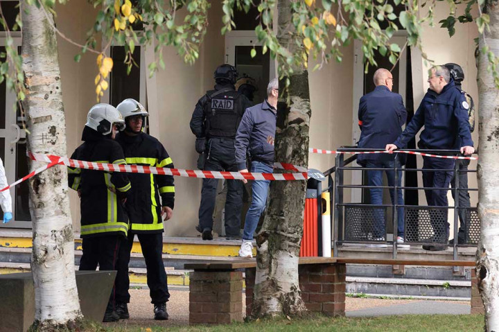 Anggota unit taktis polisi Prancis RAID (Research, Assistance, Intervention, Deterrence) memasuki sekolah menengah Gambetta di Arras, timur laut Prancis pada 13 Oktober 2023, setelah terjadinya aksi penikaman.