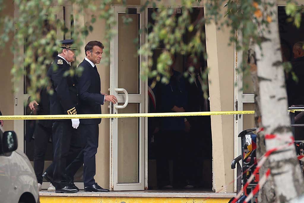 “Sekolah ini dilanda kebiadaban terorisme Islam,” kata Macron setelah mengunjungi sekolah di Arras, dan mengatakan bahwa korban mungkin telah menyelamatkan banyak nyawa dengan keberaniannya dalam berusaha menghalangi penyerang.