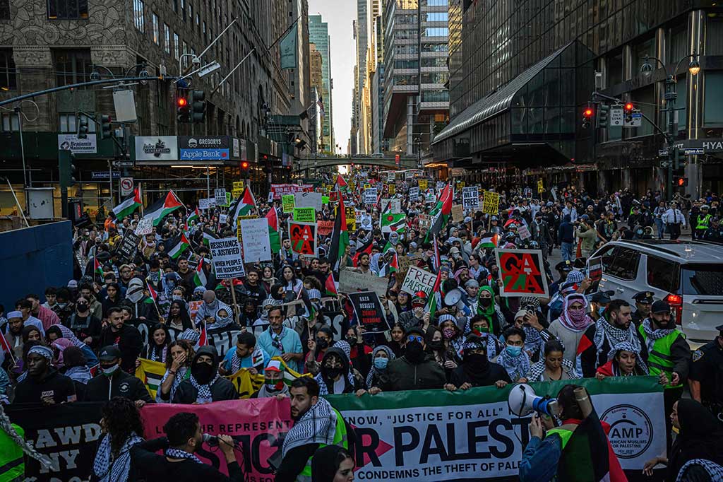 Seruan 'Bebaskan Palestina' terdengar di New York, Jumat, 13 Oktober 2023 waktu setempat, ketika ribuan pengunjuk rasa turun ke jalan untuk mengecam pemboman Israel di Jalur Gaza.
