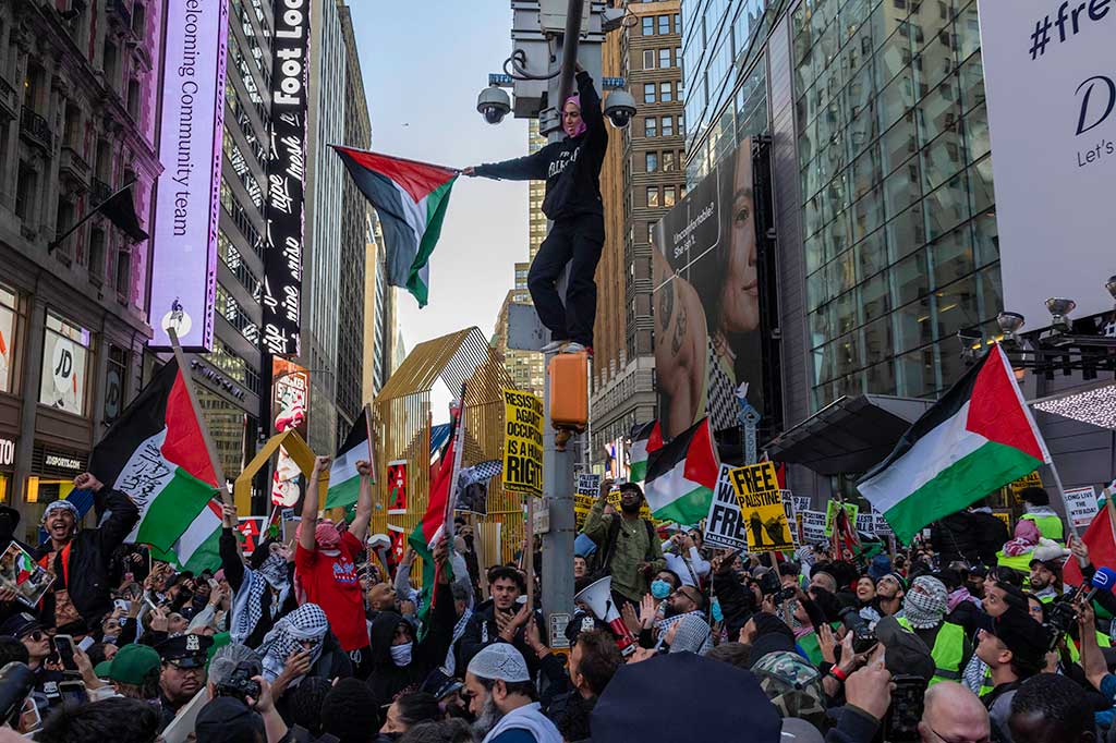 Menyerukan diakhirinya pendudukan Israel dan pembebasan wilayah Palestina, para pengunjuk rasa menduduki beberapa blok di kota yang berfungsi sebagai persimpangan jalan bagi agama dan kebangsaan di seluruh dunia tersebut.
