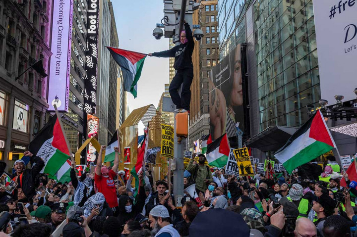 Menyerukan diakhirinya pendudukan Israel dan pembebasan wilayah Palestina, para pengunjuk rasa menduduki beberapa blok di kota yang berfungsi sebagai persimpangan jalan bagi agama dan kebangsaan di seluruh dunia tersebut.