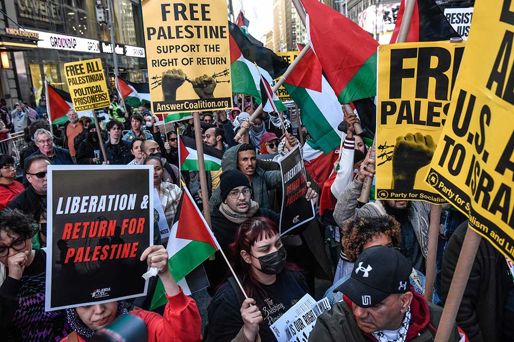 Protes yang sebagian besar dilakukan oleh kaum muda – yang menarik para demonstran dari berbagai latar belakang, beberapa di antaranya mengibarkan bendera Palestina dan keffiyeh – menuduh Israel melakukan genosida dan menyerukan AS untuk menarik dukungan bagi sekutunya di Timur Tengah itu.