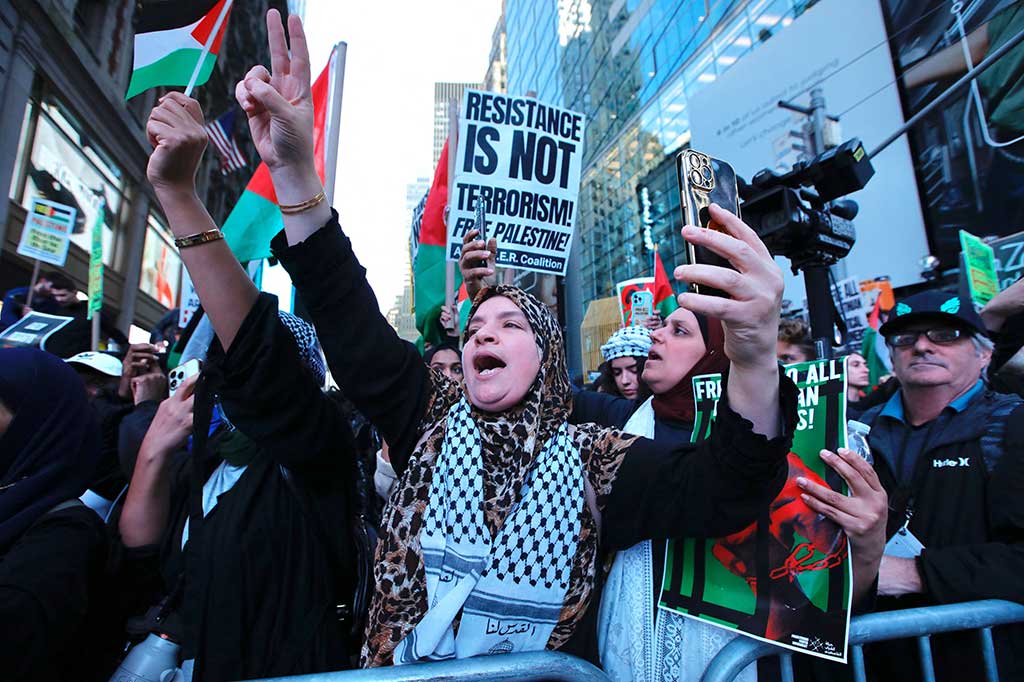 Sekitar 200 demonstran pro-Palestina juga berkumpul di kota Miami, AS bagian selatan.