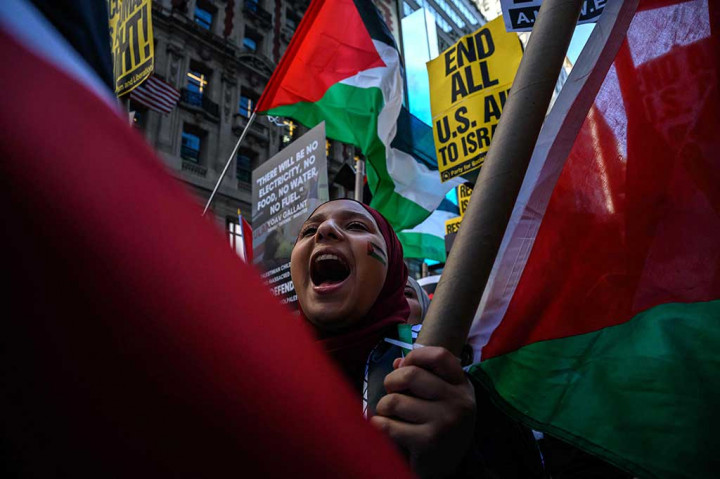 Kehadiran polisi dalam jumlah besar menjaga protes tersebut dan memastikan untuk menjaga jarak antara protes tersebut dan selusin demonstran pro-Israel di seberang jalan.