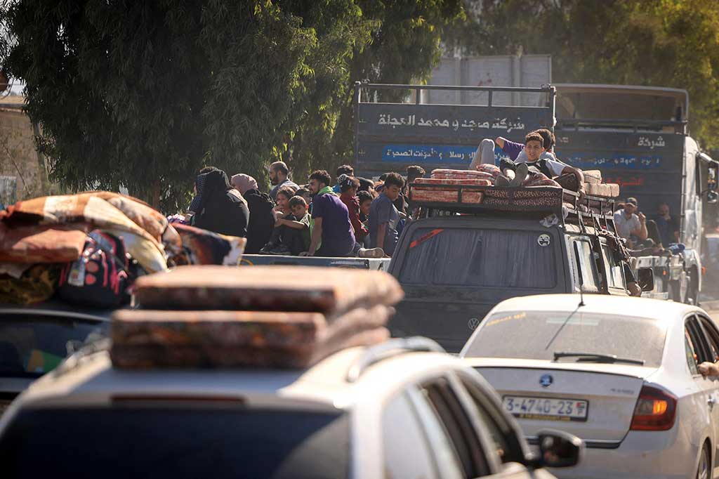 “Berapa lama serangan dan kematian ini akan berlangsung? Kami tidak punya rumah lagi, setiap wilayah Gaza berada dalam ancaman,” kata perempuan berusia 29 tahun itu, dengan wajah berlinang air mata.