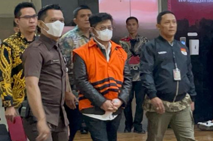 Komisi Pemberantasan Korupsi (KPK) resmi menahan mantan Menteri Pertanian Syahrul Yasin Limpo (SYL) dan Direktur Alat dan Mesin Pertanian Kementerian Pertanian (Kementan) Muhammad Hatta (MH) terkait kasus dugaan tindak pidana korupsi di kementerian tersebut.