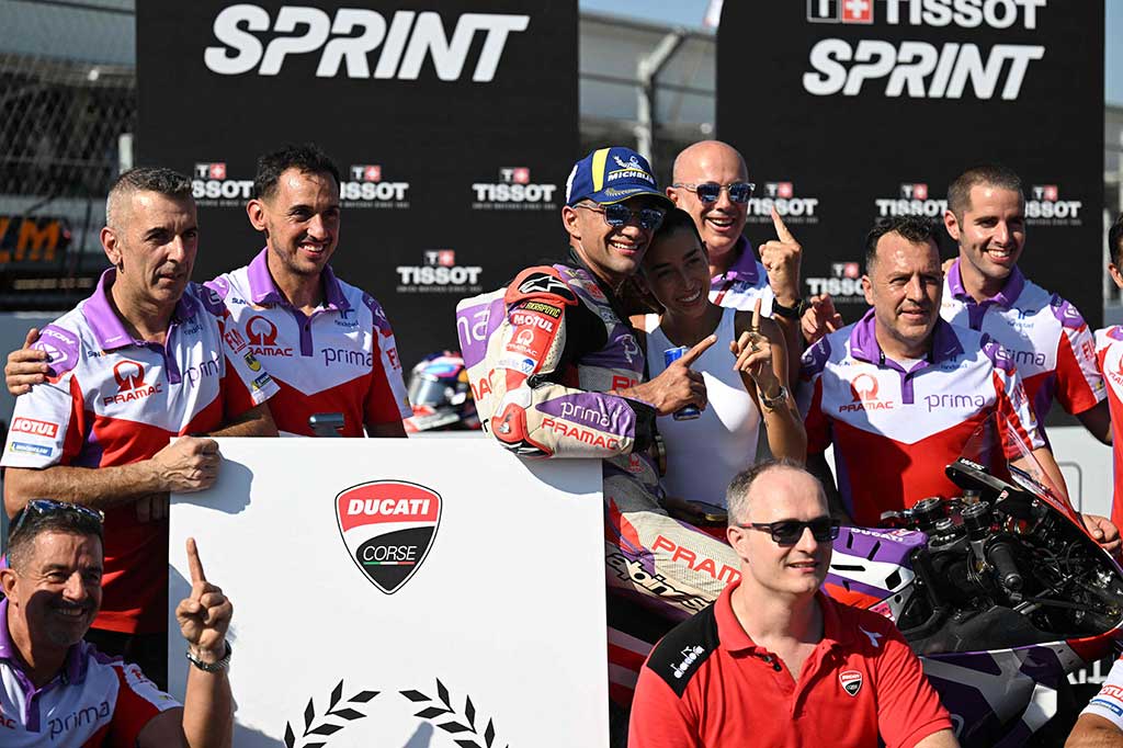 Itu juga merupakan kemenangan Sprint keempat Martin secara beruntun musim ini yang dilengkapi dengan catatan waktu lap tercepat.
